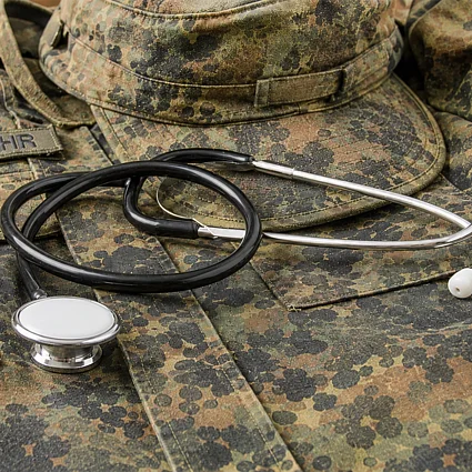 Stethoskop auf Militäruniform als Symbol für Krankenversicherung, medizinische Versorgung und Absicherung im Dienst.